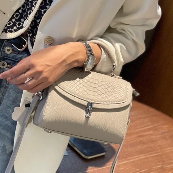 New Women's Simple Elegant Shoulder Messenger Bag